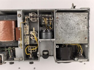 Netzteil zum Luft-Boden Einheitsempfänger E52 " Köln" der Luftwaffe. Originallack, Funktion nicht geprüft