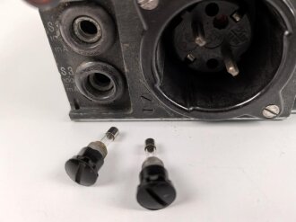 Netzteil zum Luft-Boden Einheitsempfänger E52 " Köln" der Luftwaffe. Originallack, Funktion nicht geprüft