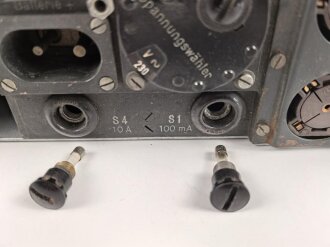 Netzteil zum Luft-Boden Einheitsempfänger E52 " Köln" der Luftwaffe. Originallack, Funktion nicht geprüft