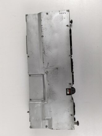 Netzteil zum Luft-Boden Einheitsempfänger E52 " Köln" der Luftwaffe. Originallack, Funktion nicht geprüft