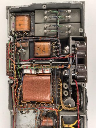 Netzteil zum Luft-Boden Einheitsempfänger E52 " Köln" der Luftwaffe. Originallack, Funktion nicht geprüft