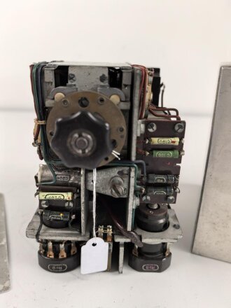 Baugruppe mit Abschirmblech zum Luft-Boden Einheitsempfänger E52 a " Köln" der Luftwaffe. Funktion nicht geprüft