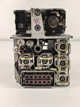 Baugruppe mit Abschirmblech zum Luft-Boden Einheitsempfänger E52 a " Köln" der Luftwaffe. Funktion nicht geprüft