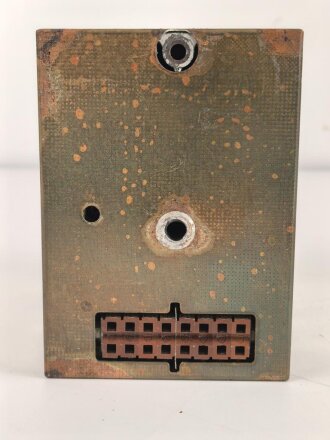 Baugruppe mit Abschirmblech zum Luft-Boden Einheitsempfänger E52 a " Köln" der Luftwaffe. Funktion nicht geprüft