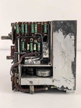 Baugruppe mit Abschirmblech zum Luft-Boden Einheitsempfänger E52 a " Köln" der Luftwaffe. Funktion nicht geprüft