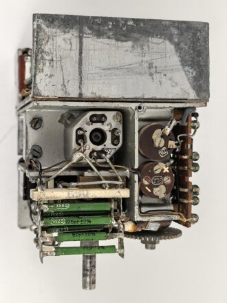 Baugruppe mit Abschirmblech zum Luft-Boden Einheitsempfänger E52 a " Köln" der Luftwaffe. Funktion nicht geprüft