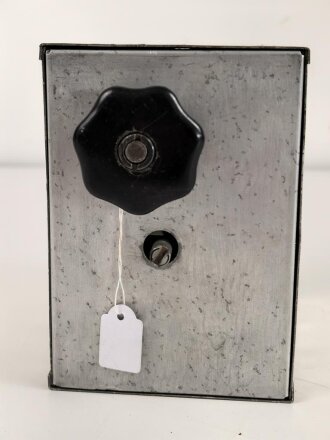 Baugruppe mit Abschirmblech zum Luft-Boden Einheitsempfänger E52 a " Köln" der Luftwaffe. Funktion nicht geprüft