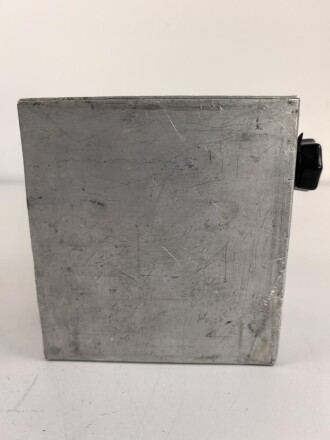 Baugruppe mit Abschirmblech zum Luft-Boden Einheitsempfänger E52 a " Köln" der Luftwaffe. Funktion nicht geprüft