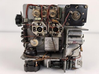 Baugruppe mit Abschirmblech zum Luft-Boden Einheitsempfänger E52 a " Köln" der Luftwaffe. Funktion nicht geprüft