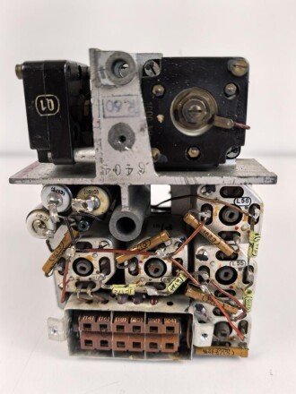 Baugruppe mit Abschirmblech zum Luft-Boden Einheitsempfänger E52 a " Köln" der Luftwaffe. Funktion nicht geprüft