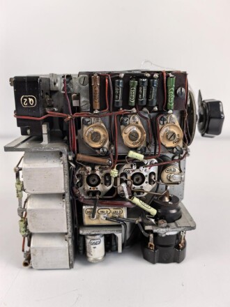 Baugruppe mit Abschirmblech zum Luft-Boden Einheitsempfänger E52 a " Köln" der Luftwaffe. Funktion nicht geprüft