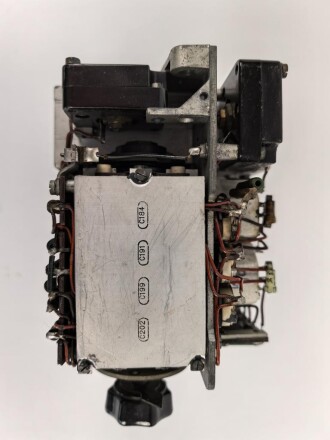 Baugruppe mit Abschirmblech zum Luft-Boden Einheitsempfänger E52 a " Köln" der Luftwaffe. Funktion nicht geprüft