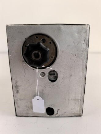 Baugruppe mit Abschirmblech zum Luft-Boden Einheitsempfänger E52 a " Köln" der Luftwaffe. Funktion nicht geprüft