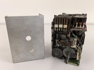 Baugruppe mit Abschirmblech zum Luft-Boden Einheitsempfänger E52 a " Köln" der Luftwaffe. Funktion nicht geprüft