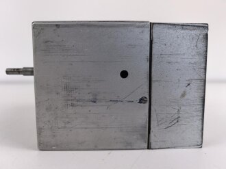 Baugruppe mit Abschirmblech zum Luft-Boden Einheitsempfänger E52 a " Köln" der Luftwaffe. Funktion nicht geprüft
