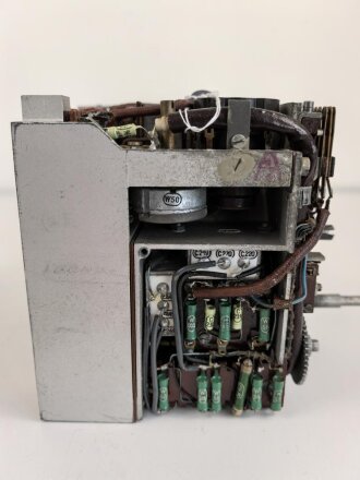 Baugruppe mit Abschirmblech zum Luft-Boden Einheitsempfänger E52 a " Köln" der Luftwaffe. Funktion nicht geprüft