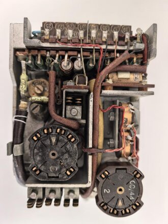 Baugruppe mit Abschirmblech zum Luft-Boden Einheitsempfänger E52 a " Köln" der Luftwaffe. Funktion nicht geprüft