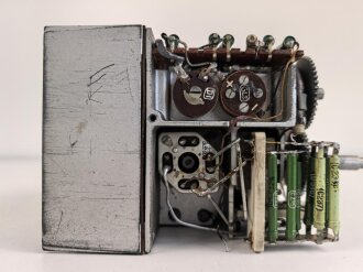 Baugruppe mit Abschirmblech zum Luft-Boden Einheitsempfänger E52 a " Köln" der Luftwaffe. Funktion nicht geprüft