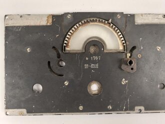 Frontplatte zum Luft-Boden Einheitsempfänger E52 a " Köln" der Luftwaffe. Überlackiertes Stück