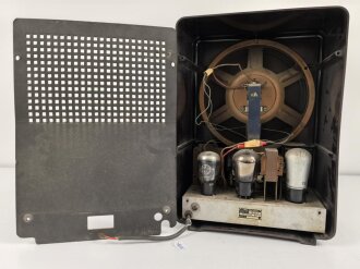 Volksempfänger VE301w, Hersteller WEGA Radio Stuttgart. Guter Gesamtzustand, Rückwandschrauben erneuert, Funktion nicht geprüft