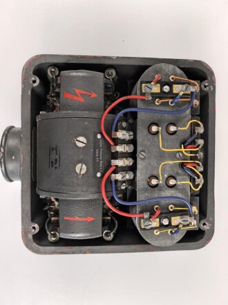Umformer U.10 a 1 der Wehrmacht für 10 Watt Sender in Fahrzeugen. Baujahr 1943. Originallack, Funktion nicht geprüft