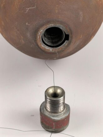 Luftwaffe, Drahtspule für Gleitbombe Henschel Hs 293.. Verwendet mit Drahtfunksendeanlage FuG 208 " Düren" und Drahtlenkempfangsanlage Fu G 238 " Detmold". Original lackiertes Stück, Rarität