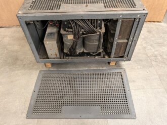 Luftwaffe, Netzanschlußgerät NA 8, Ln 27468. Kraftquelle für 100 Watt Sender . Originallack, Funktion nicht geprüft.