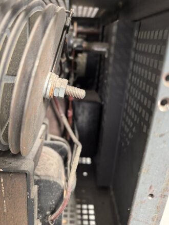 Luftwaffe, Netzanschlußgerät NA 8, Ln 27468. Kraftquelle für 100 Watt Sender . Originallack, Funktion nicht geprüft.