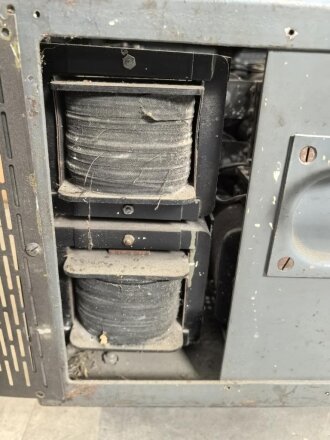 Luftwaffe, Netzanschlußgerät NA 8, Ln 27468. Kraftquelle für 100 Watt Sender . Originallack, Funktion nicht geprüft.