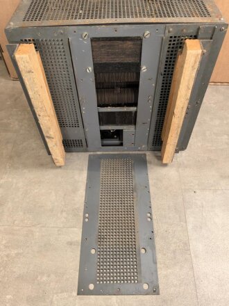 Luftwaffe, Netzanschlußgerät NA 8, Ln 27468. Kraftquelle für 100 Watt Sender . Originallack, Funktion nicht geprüft.