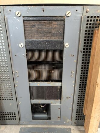 Luftwaffe, Netzanschlußgerät NA 8, Ln 27468. Kraftquelle für 100 Watt Sender . Originallack, Funktion nicht geprüft.