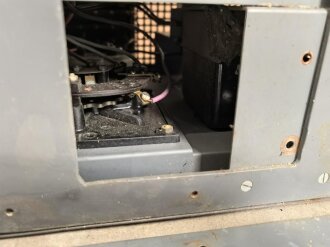 Luftwaffe, Netzanschlußgerät NA 8, Ln 27468. Kraftquelle für 100 Watt Sender . Originallack, Funktion nicht geprüft.
