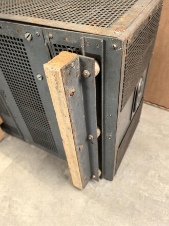 Luftwaffe, Netzanschlußgerät NA 8, Ln 27468. Kraftquelle für 100 Watt Sender . Originallack, Funktion nicht geprüft.