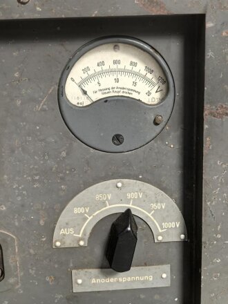 Luftwaffe, Netzanschlußgerät NA 8, Ln 27468. Kraftquelle für 100 Watt Sender . Originallack, Funktion nicht geprüft.