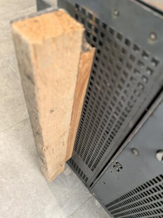 Luftwaffe, Netzanschlußgerät NA 8, Ln 27468. Kraftquelle für 100 Watt Sender . Originallack, Funktion nicht geprüft.