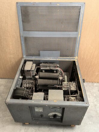 Luftwaffe, Netzanschlußgerät NA 8, Ln 27468. Kraftquelle für 100 Watt Sender . Originallack, Funktion nicht geprüft.