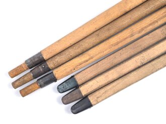 Zeltstock 01 Wehrmacht, Zubehör für die Zeltbahn 31, gehört in den Zubehörbeutel. Drei Stück in sehr gutem Zustand, zwei Stück gestempelt 1943, dazu drei Stück Zeltplock 29