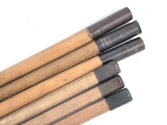 Zeltstock 01 Wehrmacht, Zubehör für die Zeltbahn 31, gehört in den Zubehörbeutel. Drei Stück in sehr gutem Zustand, zwei Stück gestempelt 1943, dazu drei Stück Zeltplock 29