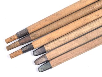 Zeltstock 01 Wehrmacht, Zubehör für die Zeltbahn 31, gehört in den Zubehörbeutel. Drei Stück in sehr gutem Zustand, zwei Stück gestempelt 1943, dazu drei Stück Zeltplock 29