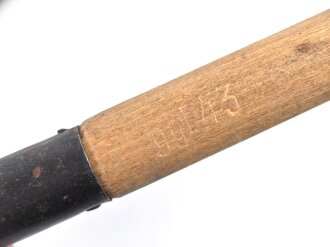 Zeltstock 01 Wehrmacht, Zubehör für die Zeltbahn 31, gehört in den Zubehörbeutel. Drei Stück in sehr gutem Zustand, zwei Stück gestempelt 1943, dazu drei Stück Zeltplock 29