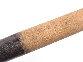 Zeltstock 01 Wehrmacht, Zubehör für die Zeltbahn 31, gehört in den Zubehörbeutel. Drei Stück in sehr gutem Zustand, zwei Stück gestempelt 1943, dazu drei Stück Zeltplock 29