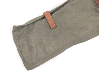 Zeltzubehörbeutel Wehrmacht, ungebrauchtes Stück, die Lederriemen angetrocknet, einer davon defekt