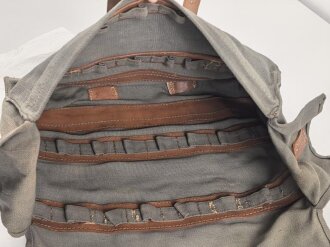 Wehrmacht, Tasche für Signaltuch und Pflöcke zur Befestigung. Ungebraucht, datiert 1941. Der runde "WaA" Stempel ist sicherlich neuzeitlich