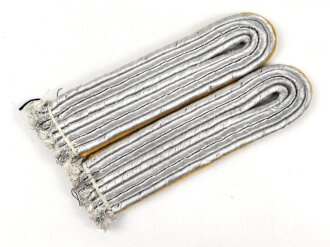 Luftwaffe, Paar Schulterstücke für einen Leutnant fliegendes Personal. Recht lange Ausführung für einen Mantel