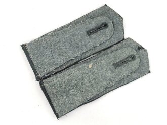 Heer, Paar Schulterklappen für Mannschaften. Nicht ganz paarig, aber allem anschein nach so zusammen getragen. Die ursprüngliche, kurbelgestickte Regimentsnummer entfernt und mit neuer Versehen