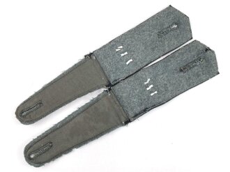 Heer, Paar Schulterklappen für Mannschaften. Nicht ganz paarig, aber allem anschein nach so zusammen getragen. Die ursprüngliche, kurbelgestickte Regimentsnummer entfernt und mit neuer Versehen