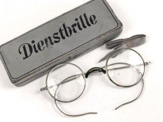 Dienstbrille eines Schützen im Infanterie Regiment 78. Getragenes Stück, die Hülle verbeult