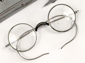 Dienstbrille eines Schützen im Infanterie Regiment 78. Getragenes Stück, die Hülle verbeult