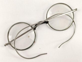 Dienstbrille eines Schützen im Infanterie Regiment 78. Getragenes Stück, die Hülle verbeult