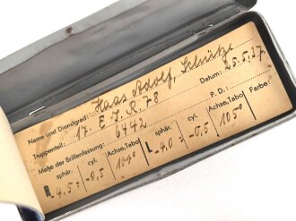 Dienstbrille eines Schützen im Infanterie Regiment 78. Getragenes Stück, die Hülle verbeult